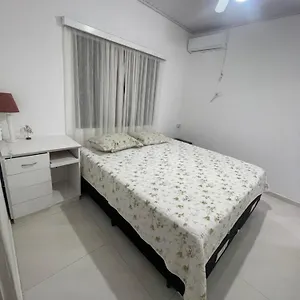 Lindo Quadra Mar Quarto em Acomodações Particulares